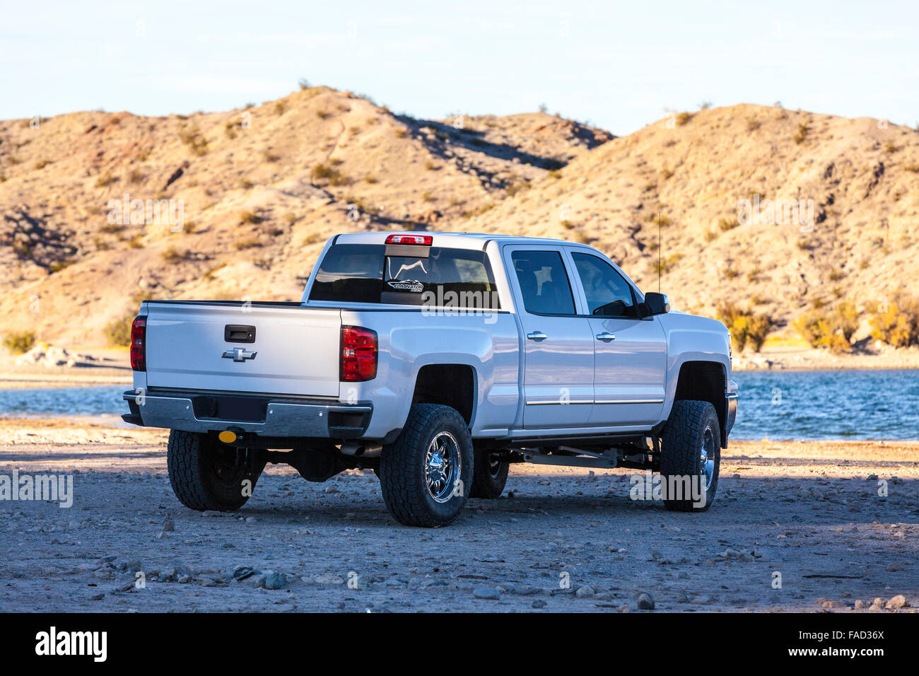 Una Chevrolet la trazione a 4 ruote motrici carrello a lago Mohave vicino a Laughlin Nevada come il sole tramonta Foto Stock