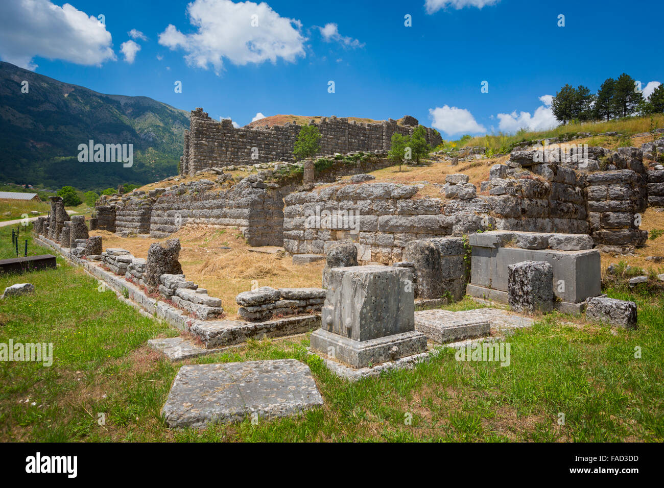 Grecia Epiro. Rovine dell antica Dodoni. Il bouleuterion (o senato) con le pareti del teatro dietro. Foto Stock