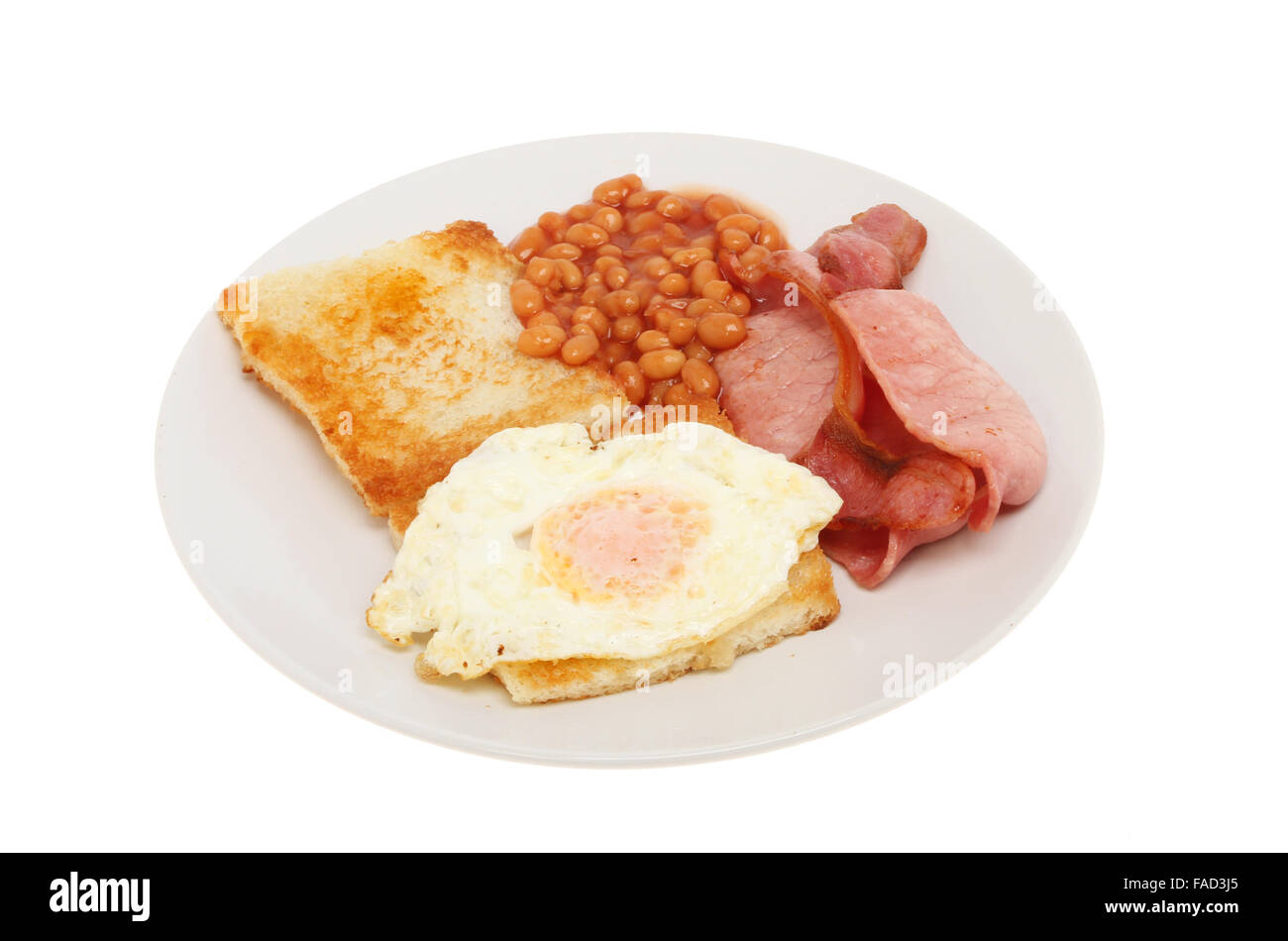 Bacon, pane fritto uovo e fagioli al forno su una piastra isolata contro bianco Foto Stock