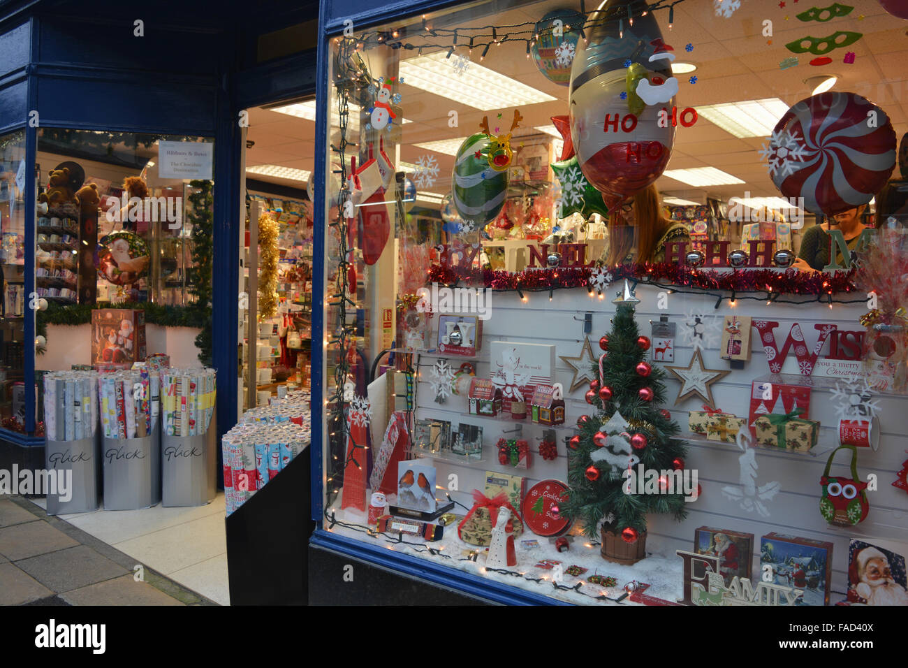 Vetrina decorato per il Natale, Sheborne, Dorset, Inghilterra. Foto Stock