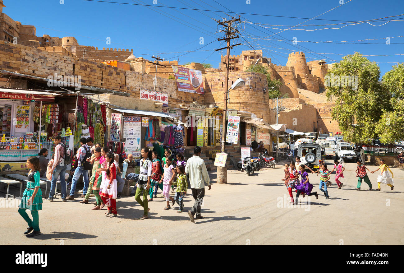 Gruppo di bambini indiani le ragazze di strada, Jaisalmer Fort in background, Jaisalmer, Rajasthan, India Foto Stock