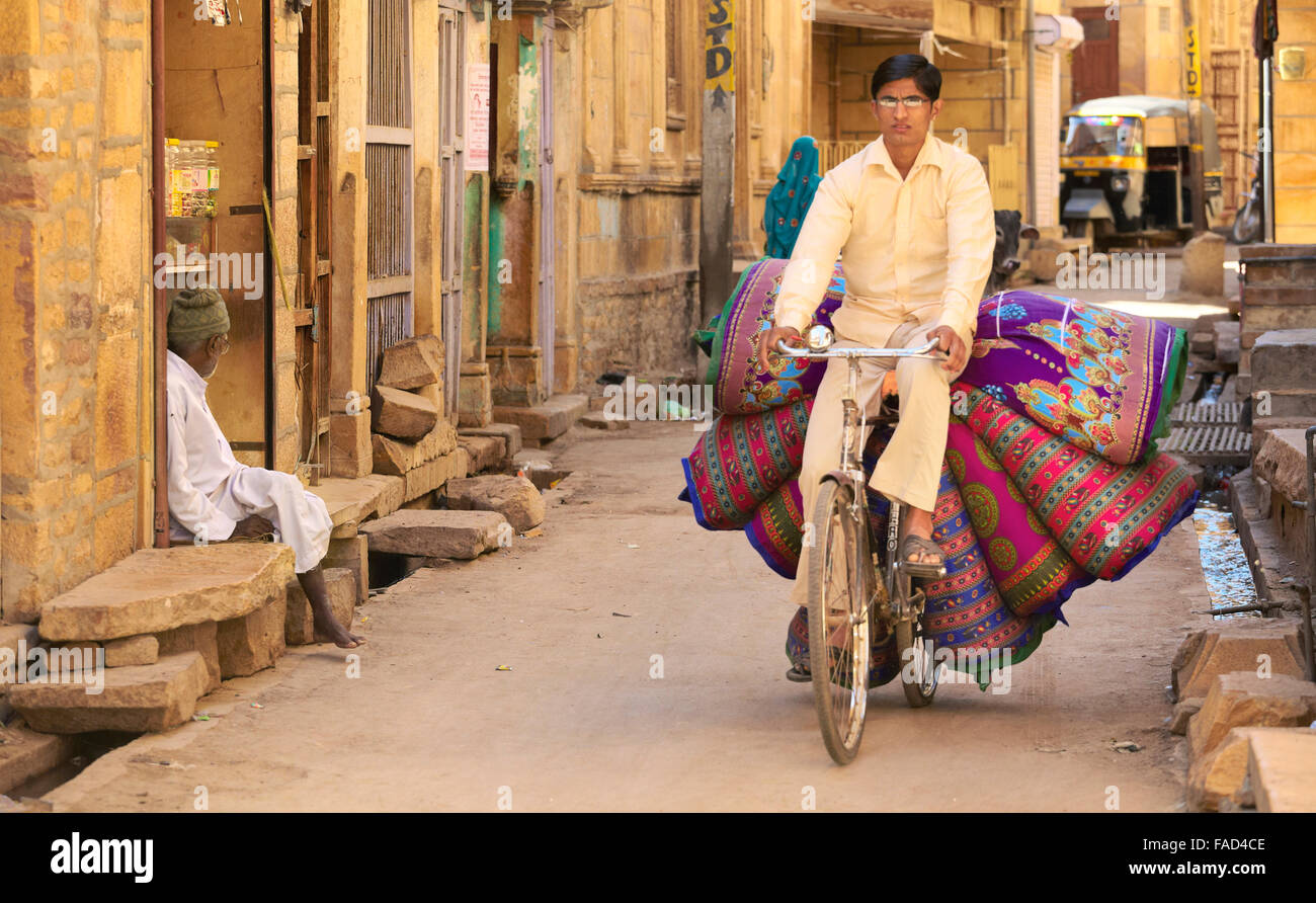 Jaisalmer street scene con india uomo sulla bicicletta, Jaisalmer, stato del Rajasthan, India Foto Stock