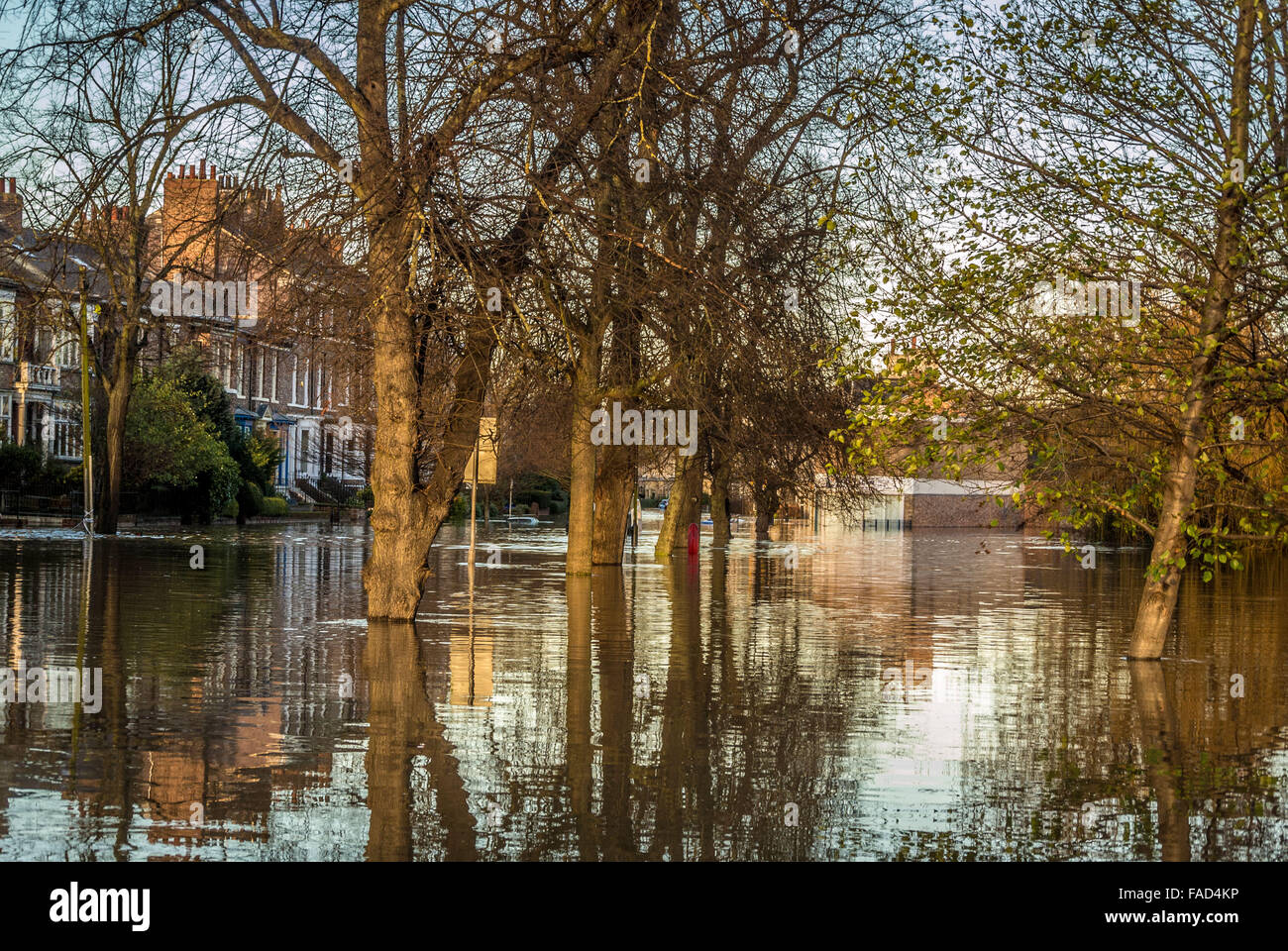 York, Regno Unito. Il 27 dicembre, 2015. Interruzione diffusa continua a York dovute alle inondazioni del fiume Ouse e fiume Foss. Huntington Road, una delle aree più colpite dove i residenti sono stati evacuati. Foto Fotografia Bailey-Cooper/Alamy Live News Foto Stock