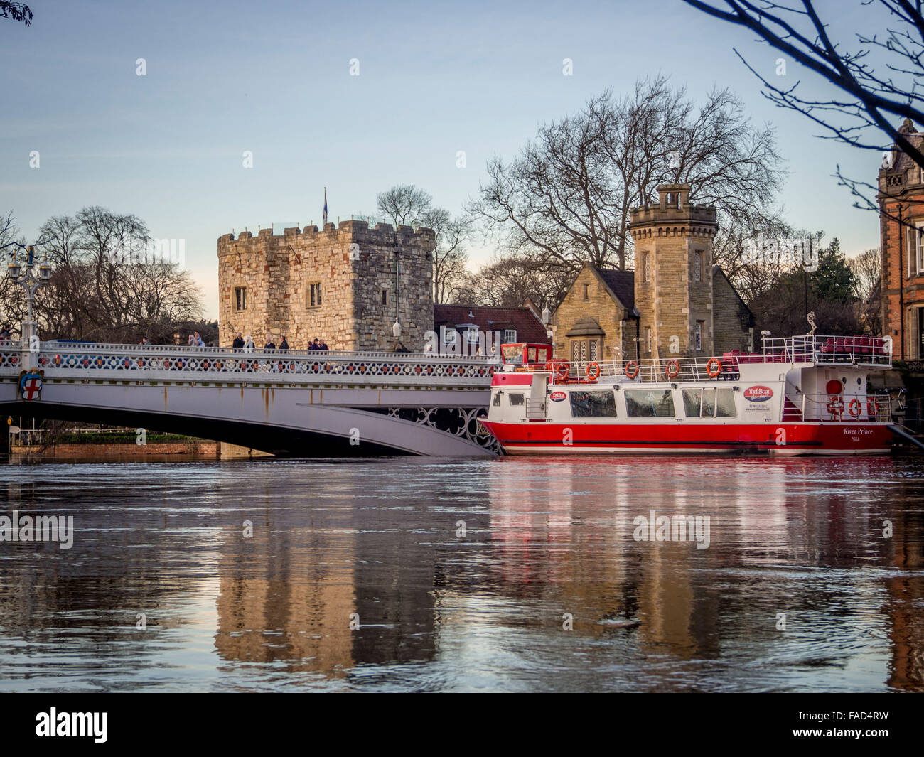 York, Regno Unito. Il 27 dicembre, 2015. Interruzione diffusa continua a York dovute alle inondazioni del fiume Ouse e fiume Foss. York incrociatori in barca sono così alta in acqua che non riescono a passare sotto Lendal ponte sul fiume Ouse. Foto Fotografia Bailey-Cooper/Alamy Live News Foto Stock