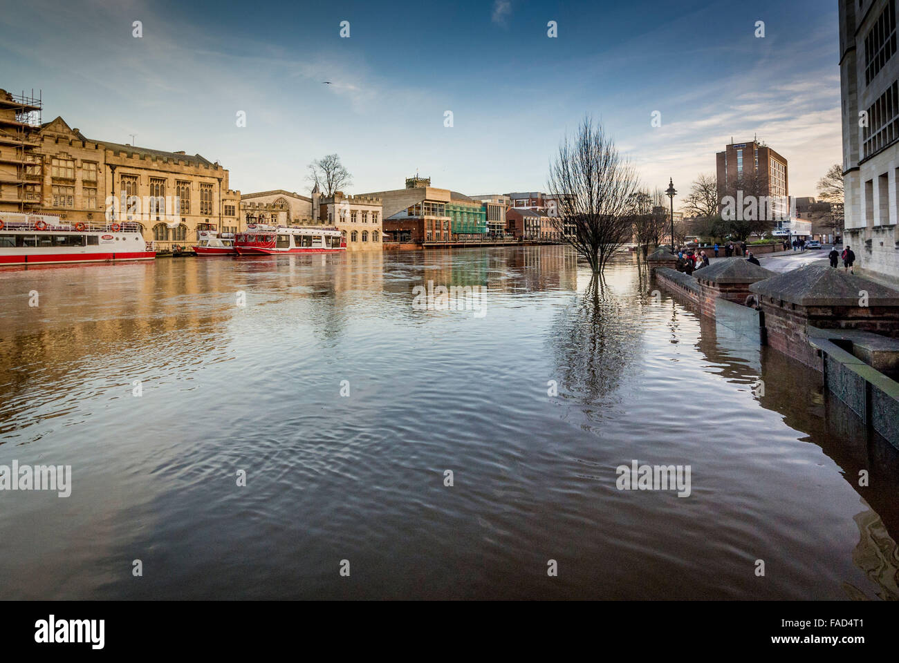 York, Regno Unito. Il 27 dicembre, 2015. Interruzione diffusa continua a York dovute alle inondazioni del fiume Ouse e fiume Foss. Le misure di difesa contro le inondazioni (sulla destra della foto) a fianco del fiume Ouse reggono ma può essere violato il fiume continua a salire. Foto Fotografia Bailey-Cooper/Alamy Live News Foto Stock