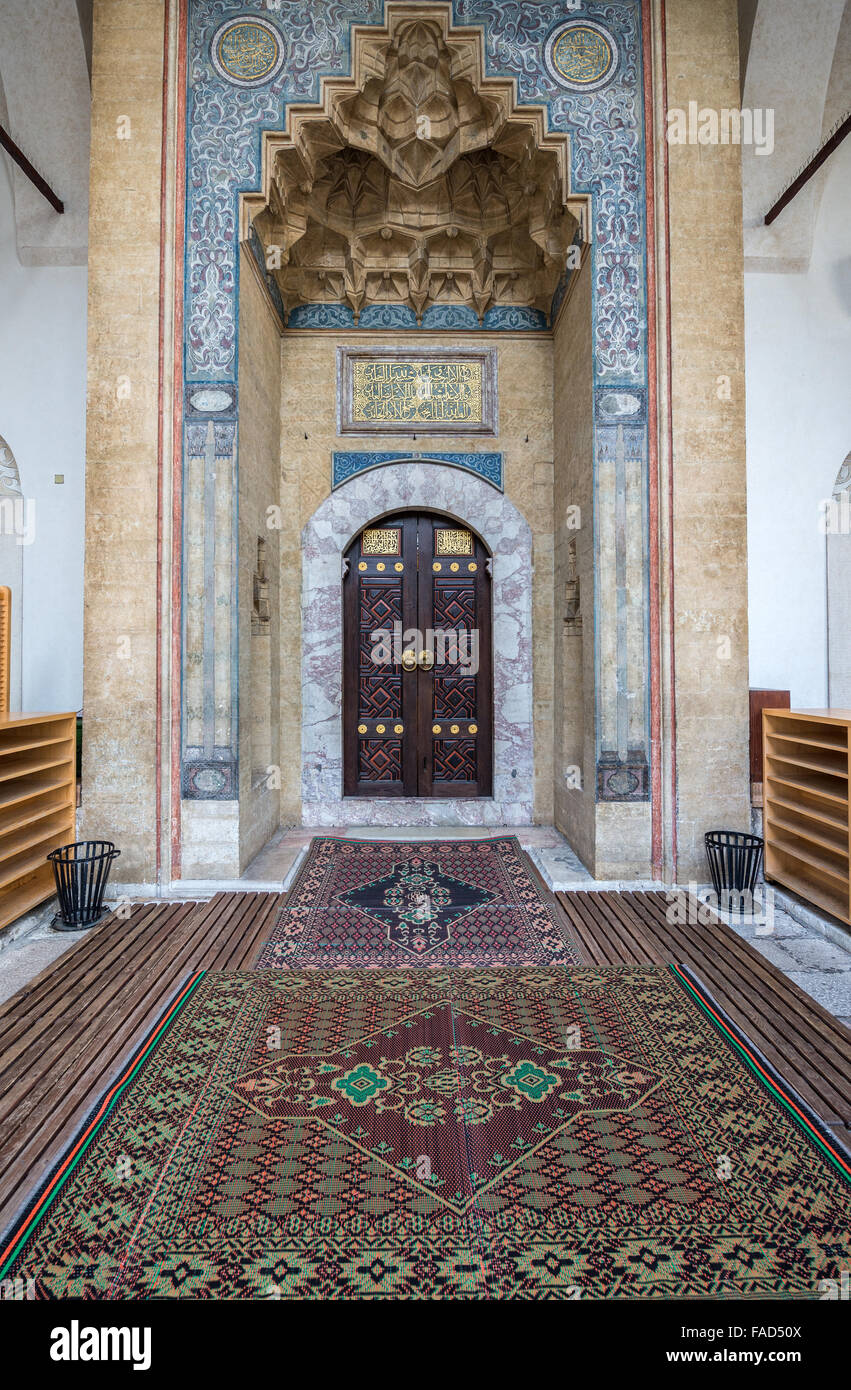 Ingresso di Gazi Husrev-beg moschea nella città vecchia di Sarajevo, la più grande moschea storica in Bosnia ed Erzegovina Foto Stock