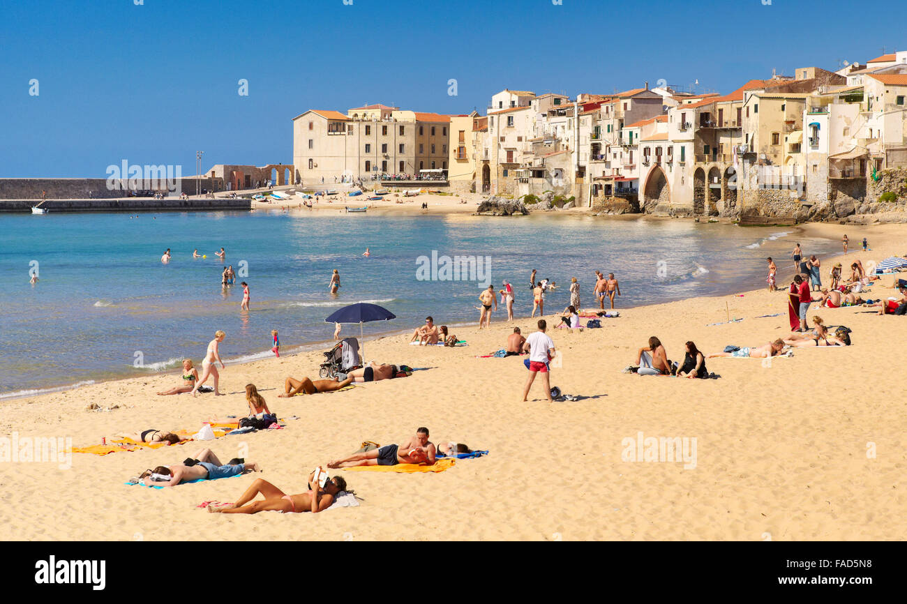 Spiaggia cittadina e case medievali di Cefalu, Sicilia, Italia Foto Stock