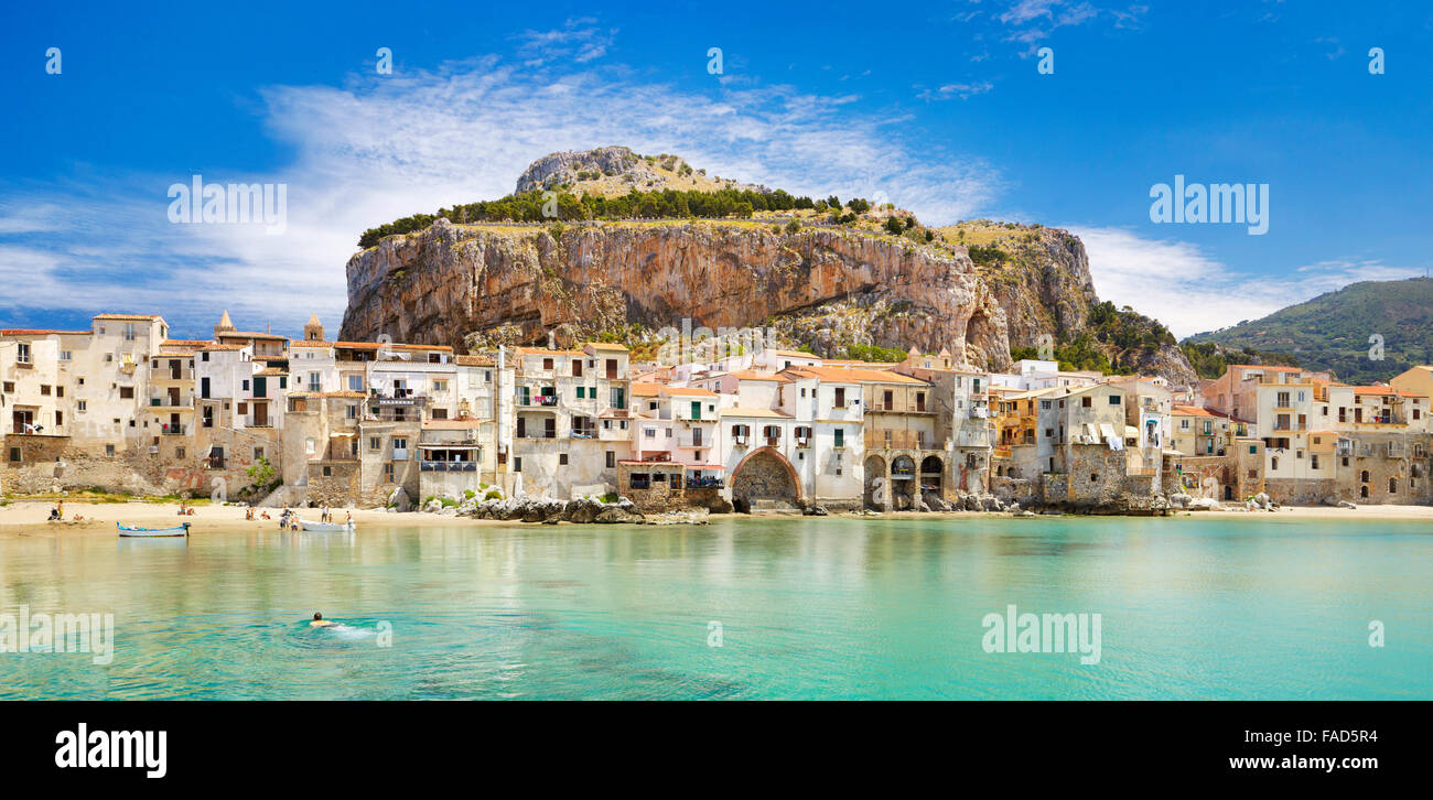 Case medievali e la Rocca hill, Vista panoramica, Cefalu città vecchia, Sicilia, Italia Foto Stock