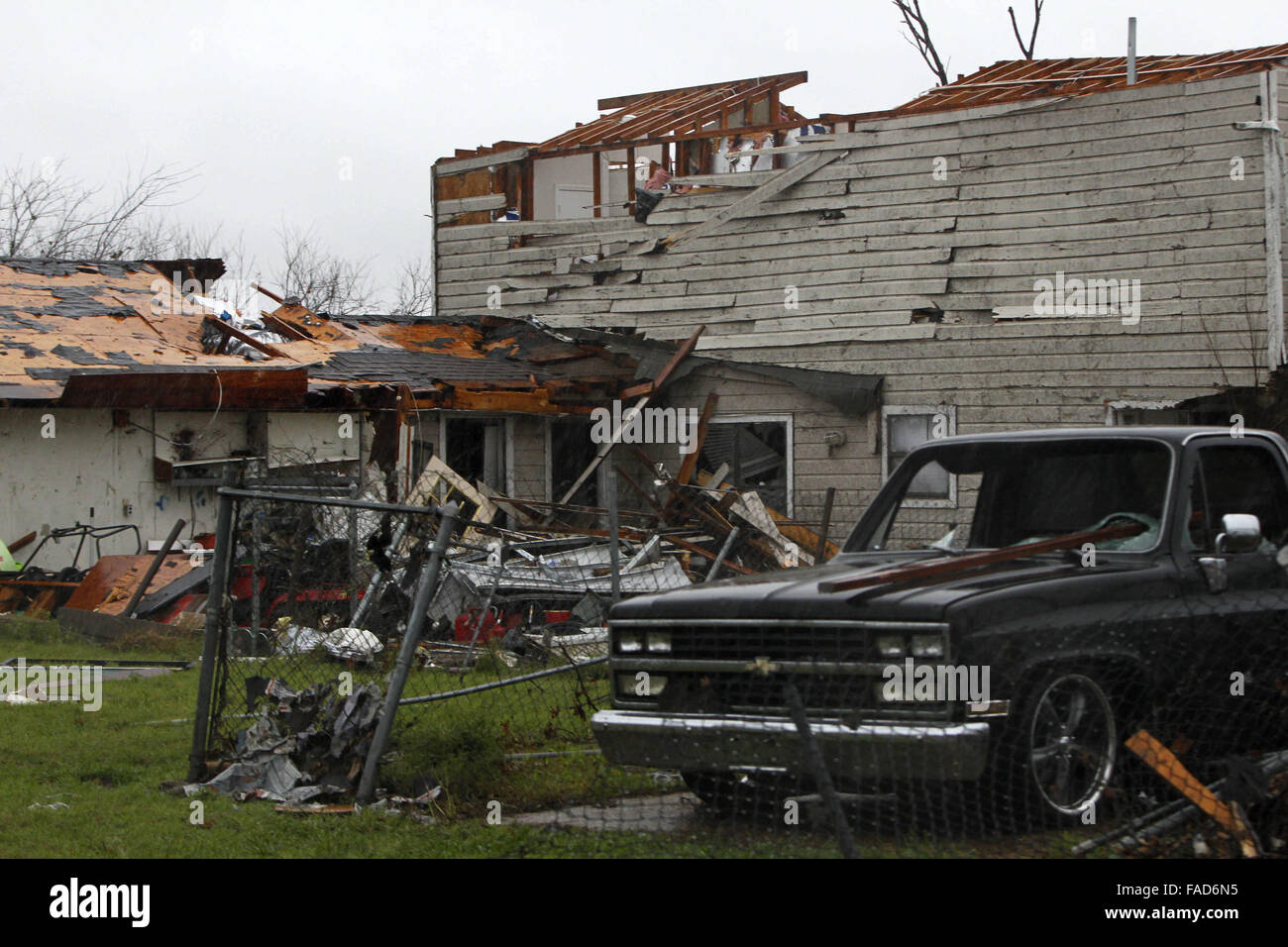Dallas, Stati Uniti d'America. 27 Dic, 2015. Una casa di abitazione danneggiata da tornado è visto in Garland, Dallas, Stati Uniti a Dic. 27, 2015. Tornades spazzato attraverso la parte settentrionale del sud degli Stati Uniti Stato del Texas Sabato notte, uccidendo undici persone e causando ingenti danni materiali. Credito: canzone Qiong/Xinhua/Alamy Live News Foto Stock