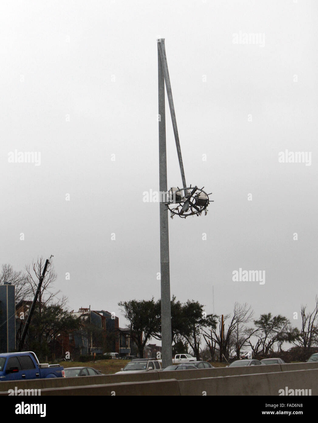 Dallas, Stati Uniti d'America. 27 Dic, 2015. Una lampada stradale danneggiato dal tornado è visto in Garland, Dallas, Stati Uniti a Dic. 27, 2015. Tornades spazzato attraverso la parte settentrionale del sud degli Stati Uniti Stato del Texas Sabato notte, uccidendo undici persone e causando ingenti danni materiali. Credito: canzone Qiong/Xinhua/Alamy Live News Foto Stock