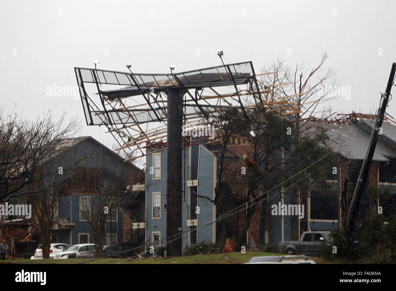Dallas, Stati Uniti d'America. 27 Dic, 2015. Un cartellone danneggiati dal tornado è visto in Garland, Dallas, Stati Uniti a Dic. 27, 2015. Tornades spazzato attraverso la parte settentrionale del sud degli Stati Uniti Stato del Texas Sabato notte, uccidendo undici persone e causando ingenti danni materiali. Credito: canzone Qiong/Xinhua/Alamy Live News Foto Stock