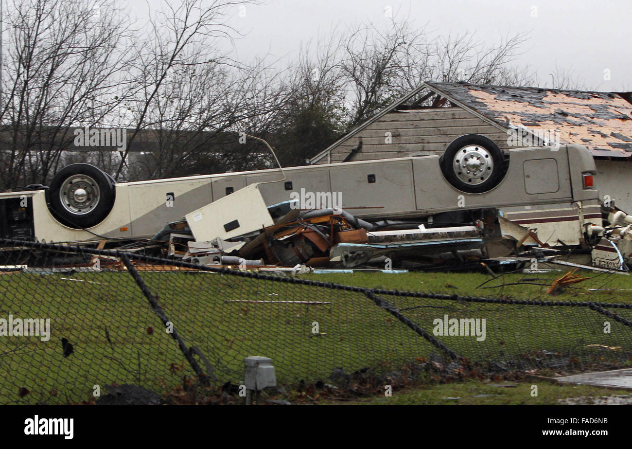 Dallas, Stati Uniti d'America. 27 Dic, 2015. Un eccesso di girata caravan è visto in Garland, Dallas, Stati Uniti a Dic. 27, 2015. Tornades spazzato attraverso la parte settentrionale del sud degli Stati Uniti Stato del Texas Sabato notte, uccidendo undici persone e causando ingenti danni materiali. Credito: canzone Qiong/Xinhua/Alamy Live News Foto Stock