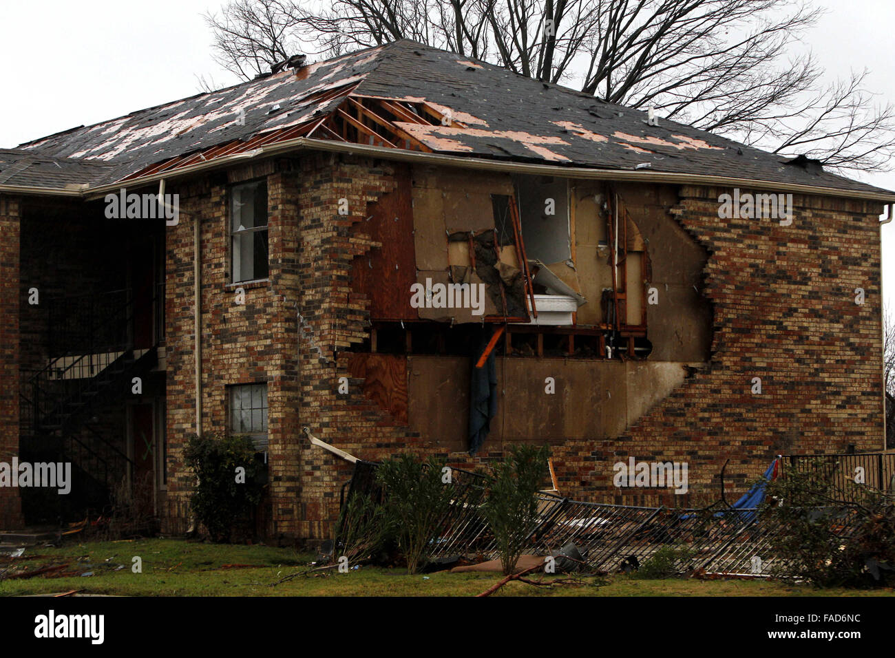 Dallas, Stati Uniti d'America. 27 Dic, 2015. Una casa di abitazione danneggiata da tornado è visto in Garland, Dallas, Stati Uniti a Dic. 27, 2015. Tornades spazzato attraverso la parte settentrionale del sud degli Stati Uniti Stato del Texas Sabato notte, uccidendo undici persone e causando ingenti danni materiali. Credito: canzone Qiong/Xinhua/Alamy Live News Foto Stock