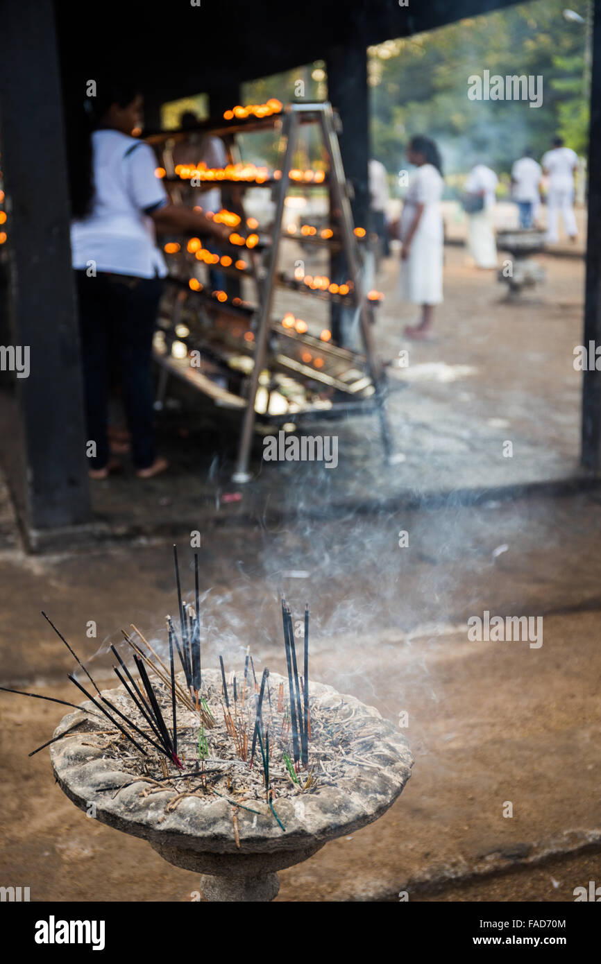 Pellegrini in Ruvanvelisaya Dagoba, città sacra di Anuradhapura, Sito Patrimonio Mondiale dell'UNESCO, Nord provincia centrale, Sri Lanka Foto Stock