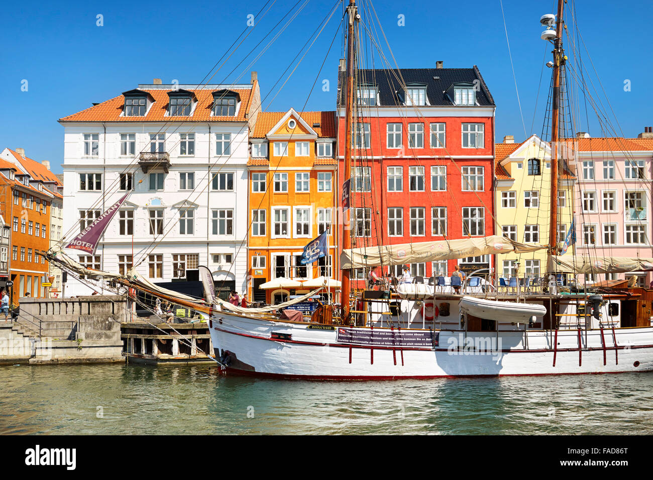 La barca nel canale di Nyhavn, Copenhagen, Danimarca Foto Stock
