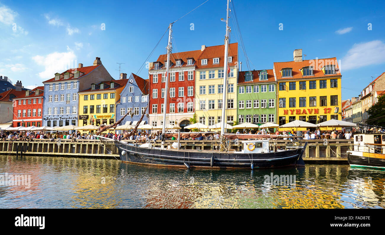 Case colorate e barca a vela, Nyhavn Canal, Copenhagen, Danimarca Foto Stock