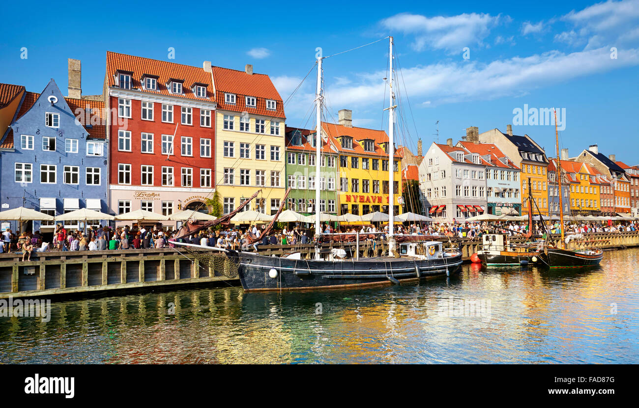 La barca nel canale di Nyhavn, Copenhagen, Danimarca Foto Stock