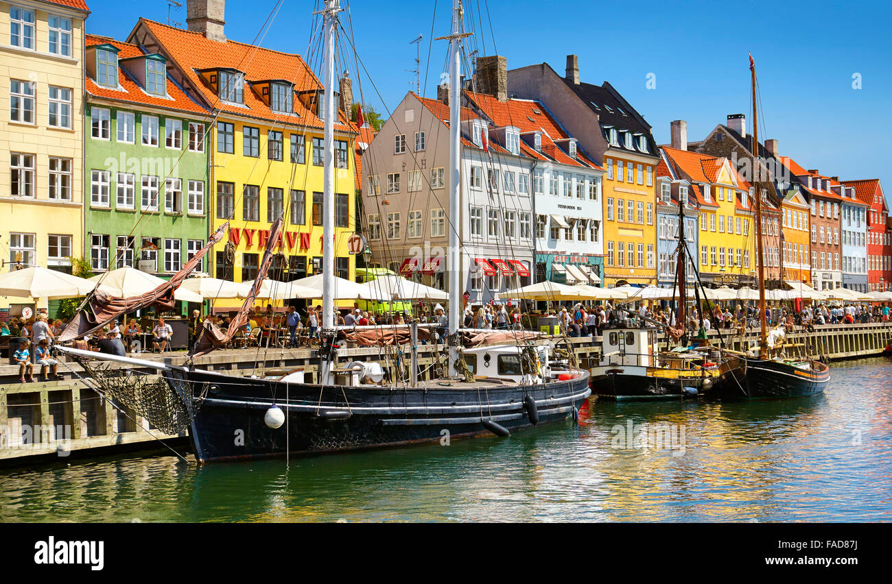 Copenhagen Città vecchia, Danimarca - la barca in Nyhavn Canal Foto Stock