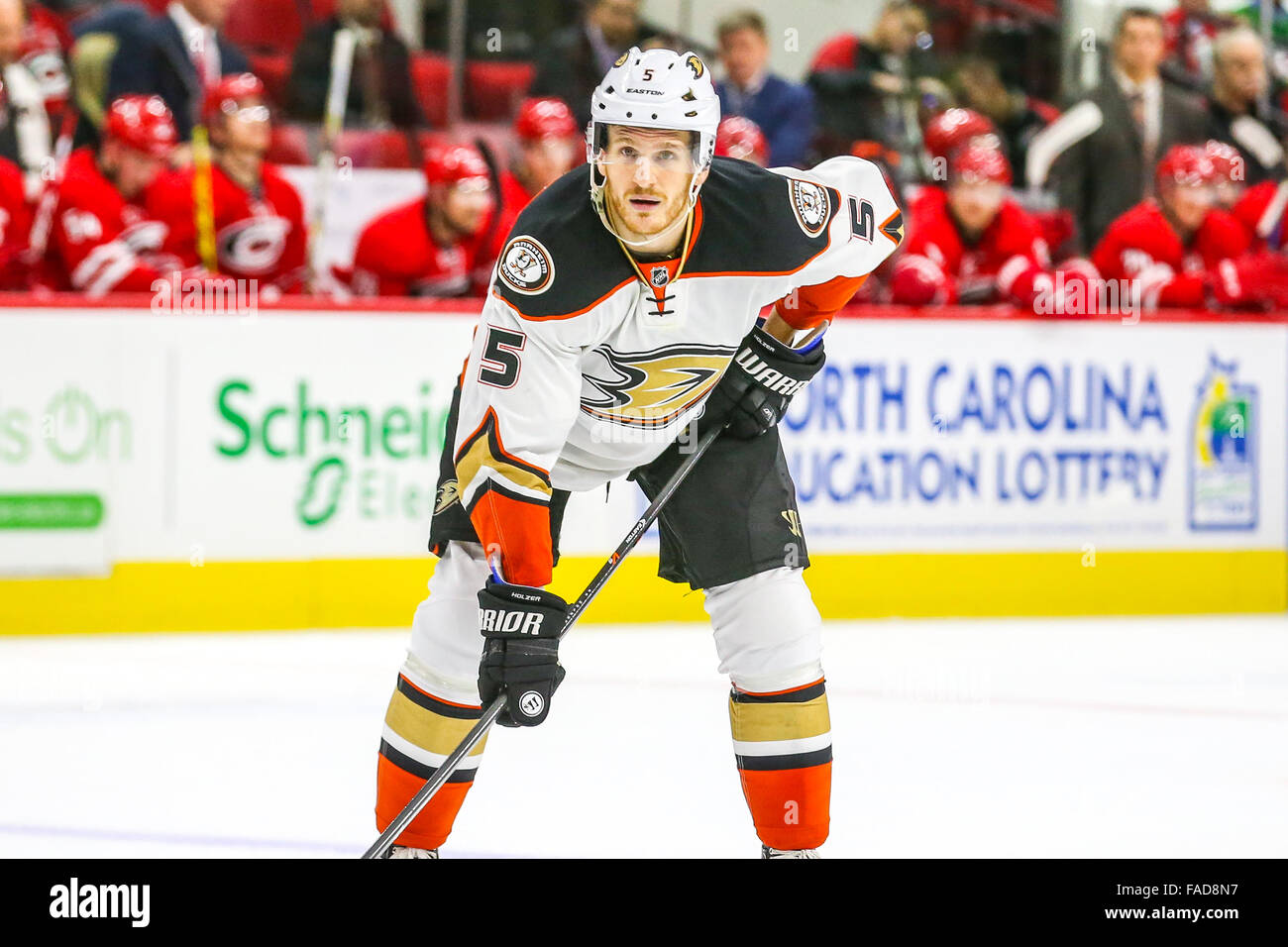 Anaheim Ducks Korbinian Holzer durante il gioco NHL tra Anaheim Ducks e Carolina Hurricanes al PNC Arena. Foto Stock