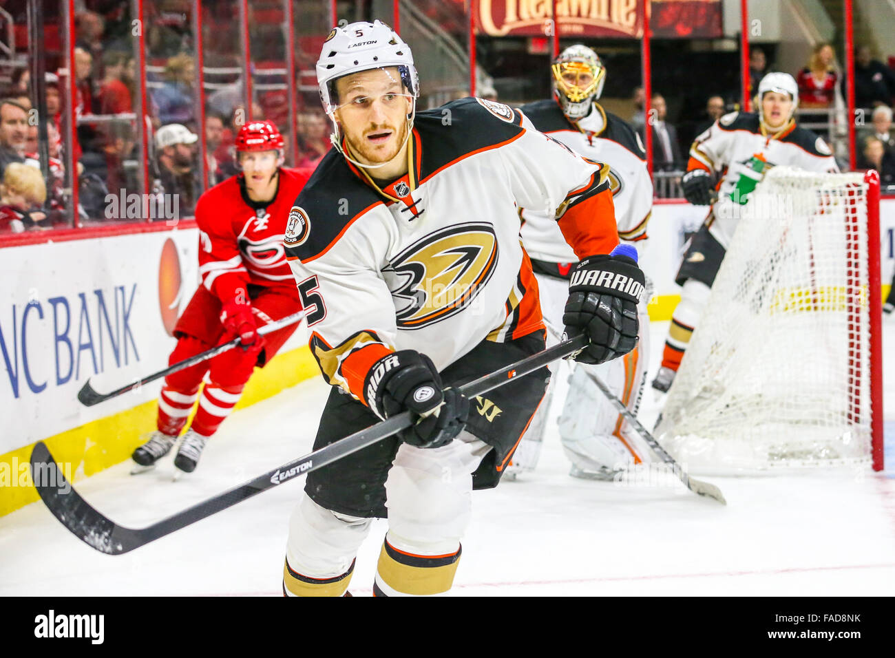 Anaheim Ducks Korbinian Holzer durante il gioco NHL tra Anaheim Ducks e Carolina Hurricanes al PNC Arena. Foto Stock