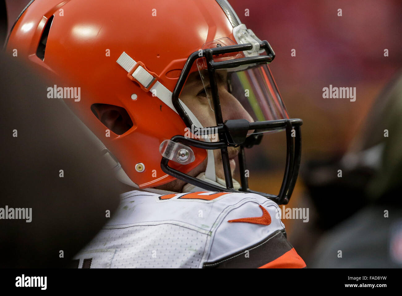 Kansas City, MO, Stati Uniti d'America. 27 Dic, 2015. Cleveland Browns quarterback Johnny Manziel (2) durante il gioco di NFL tra i Cleveland Browns e il Kansas City Chiefs Ad Arrowhead Stadium di Kansas City, MO. I capi sconfitto il Browns 17-13 Tim Warner/CSM/Alamy Live News Foto Stock