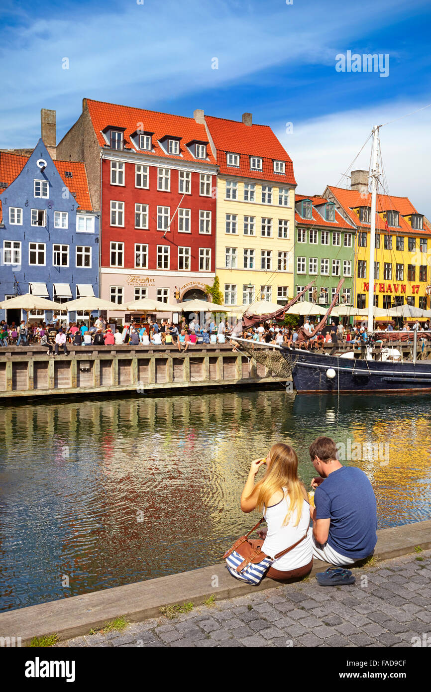 Copenaghen, Danimarca - turisti in appoggio a Nyhavn Canal Foto Stock