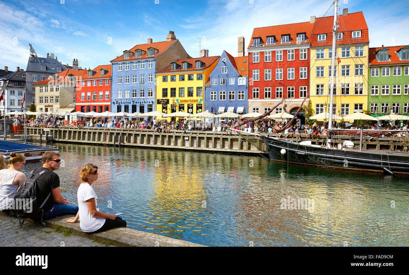 Turisti in appoggio a Nyhavn Canal, Copenhagen Città vecchia, Danimarca Foto Stock