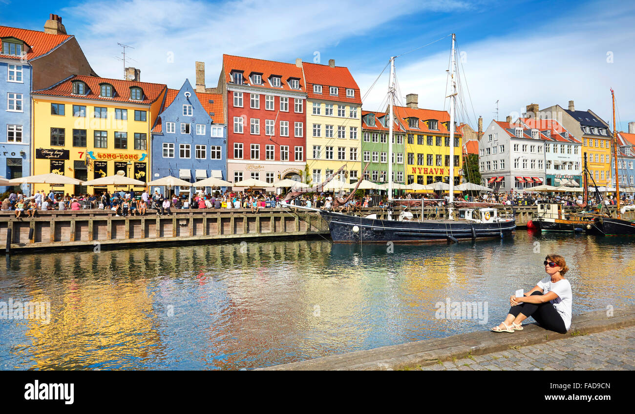 Copenaghen, Danimarca - La donna in un momento di relax a Nyhavn Canal Foto Stock