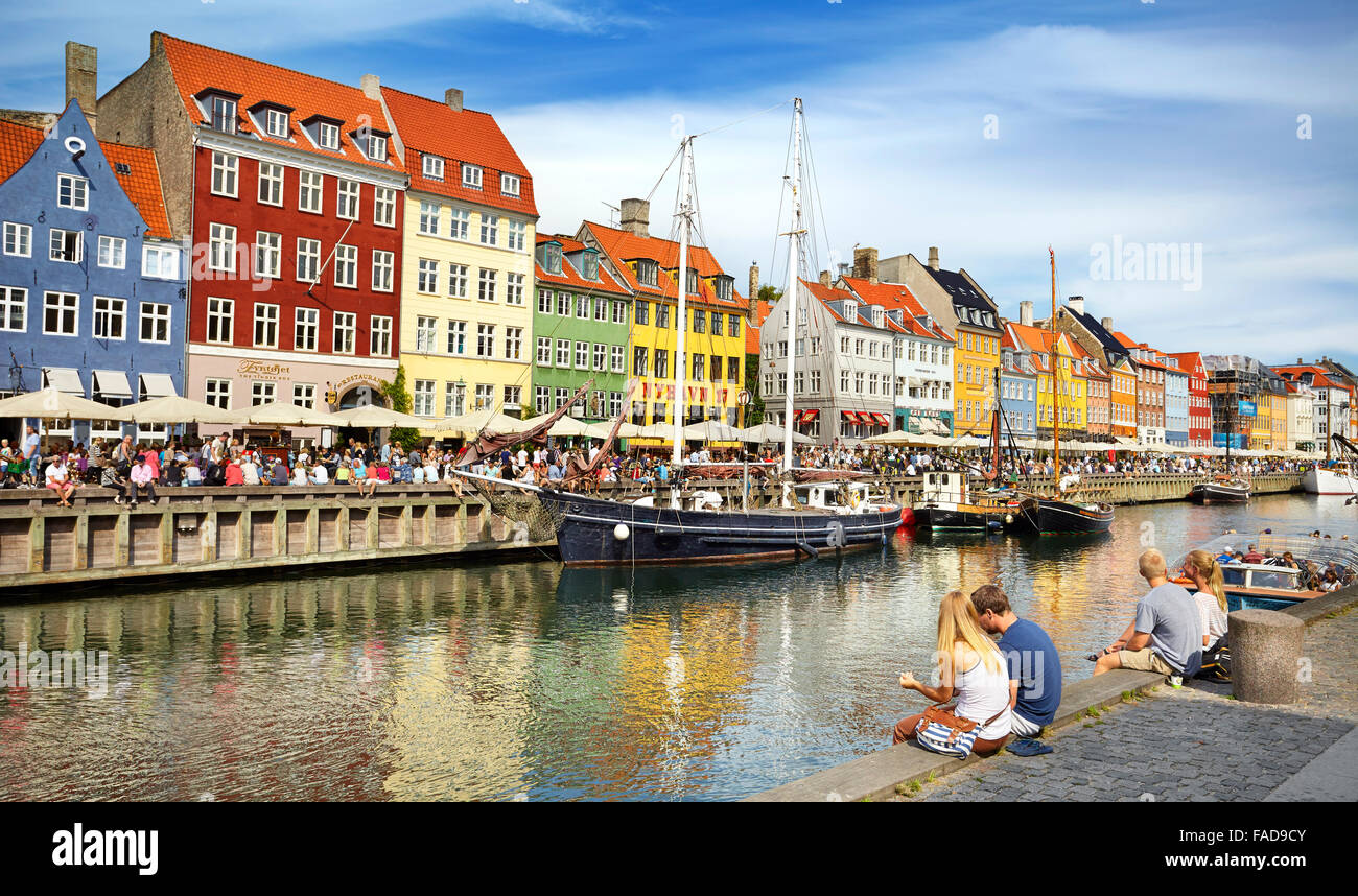 Turisti in appoggio a Nyhavn Canal, Copenhagen, Danimarca Foto Stock