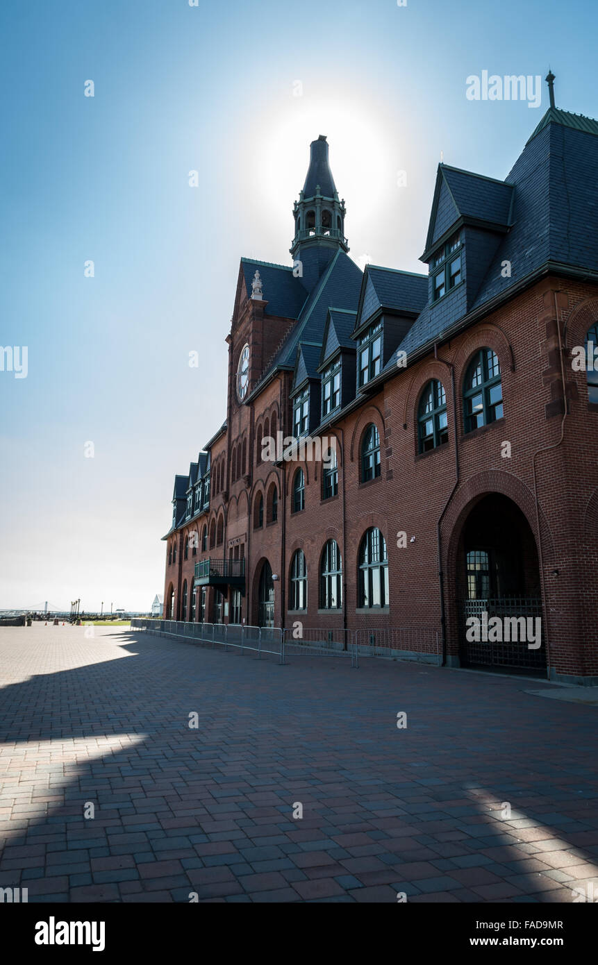 La Ferrovia Centrale del New Jersey terminal sorge in Liberty State Park in Jersey City, New Jersey, raffigurato in una giornata di sole. Foto Stock