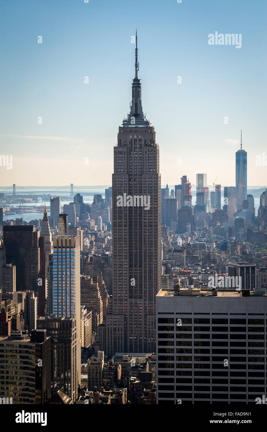 Vista dalla cima della Roccia observation deck downtown verso l'Empire State Building e One World Trade Center a New York Foto Stock