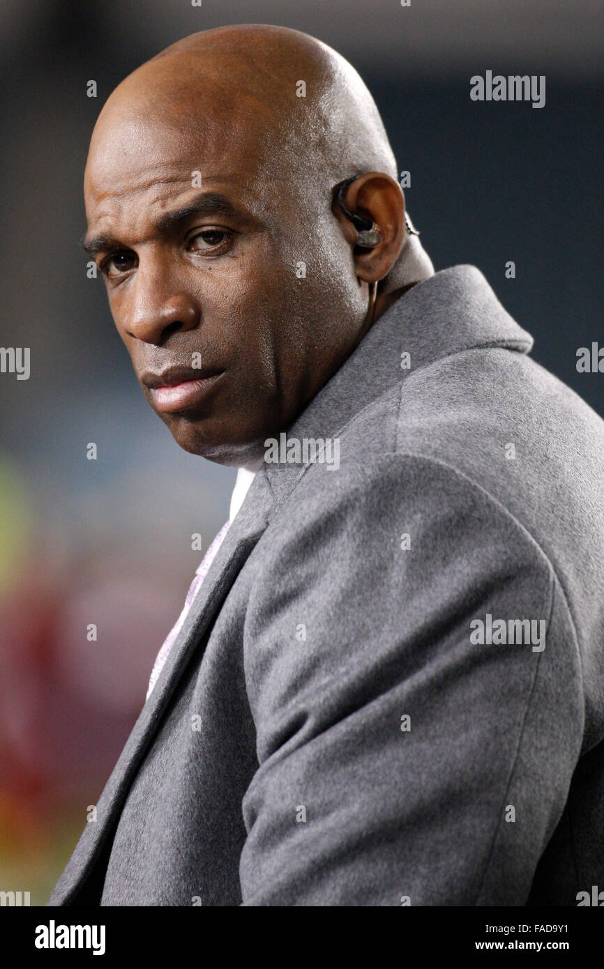 Dicembre 26, 2015: rete di NFL Deion Sanders guarda su durante il warm-up prima che il gioco di NFL tra Washington Redskins e Philadelphia Eagles al Lincoln Financial Field di Philadelphia, Pennsylvania. Washington Redskins ha vinto 38-24 per vincere la NFC East. Christopher Szagola/CSM Foto Stock