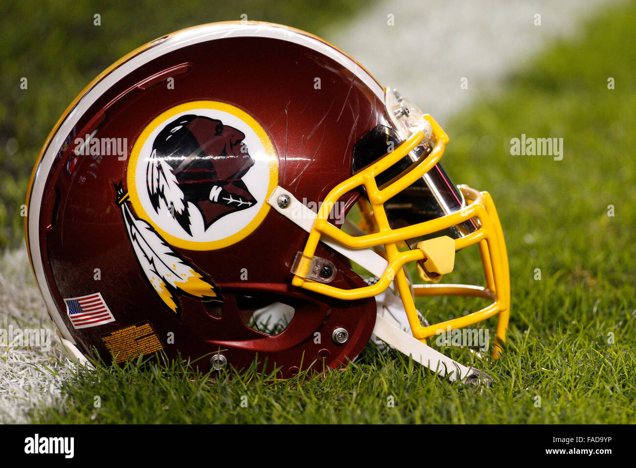 Dicembre 26, 2015: Washington Redskins casco si siede sul campo durante il warm-up prima che il gioco di NFL tra Washington Redskins e Philadelphia Eagles al Lincoln Financial Field di Philadelphia, Pennsylvania. Washington Redskins ha vinto 38-24 per vincere la NFC East. Christopher Szagola/CSM Foto Stock