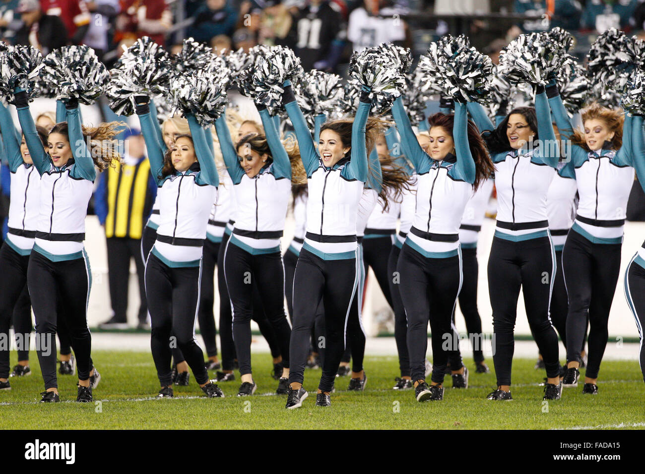 Dicembre 26, 2015: Philadelphia Eagles Cheerleaders in azione durante il gioco di NFL tra Washington Redskins e Philadelphia Eagles al Lincoln Financial Field di Philadelphia, Pennsylvania. Washington Redskins ha vinto 38-24 per vincere la NFC East. Christopher Szagola/CSM Foto Stock