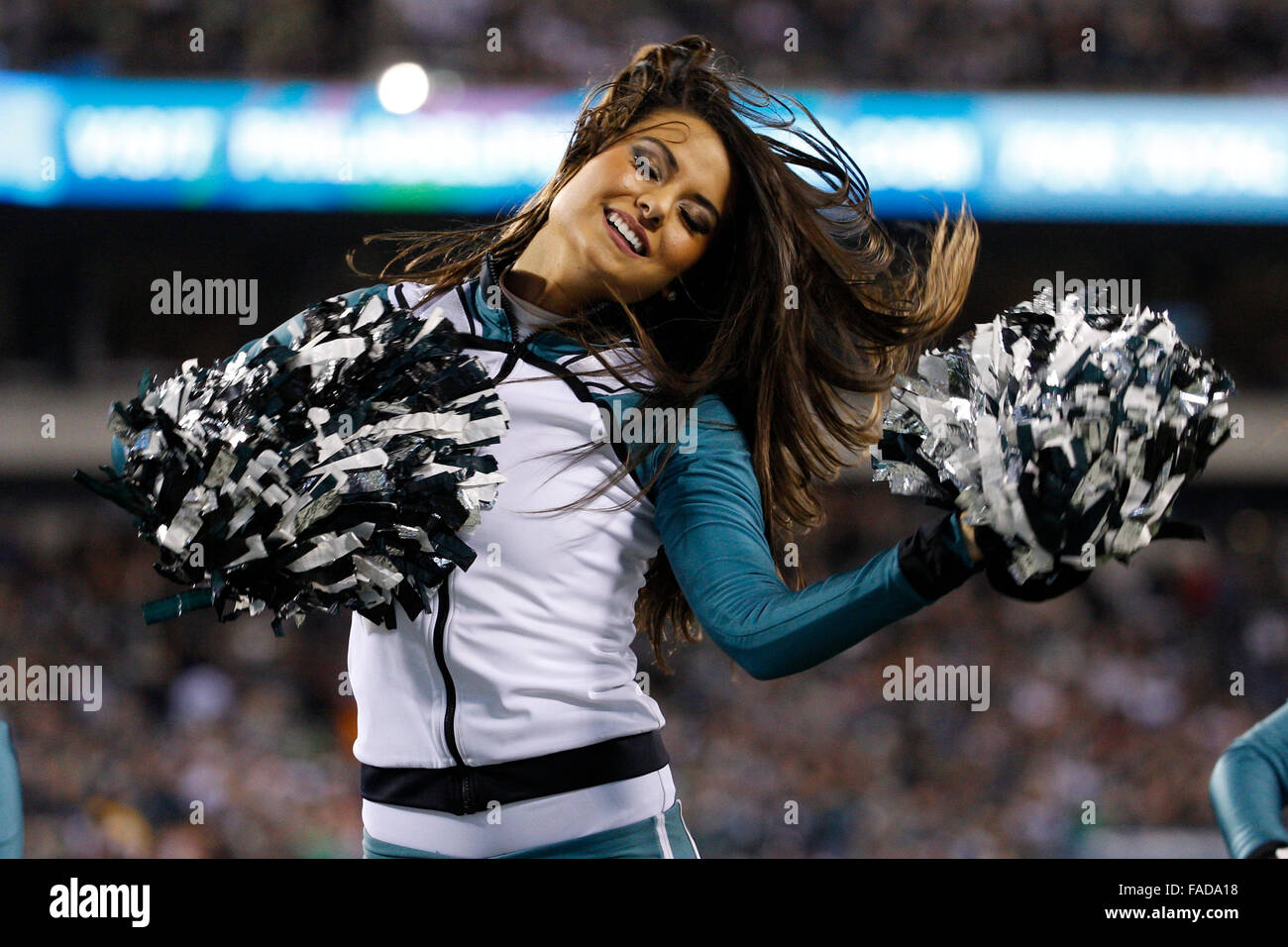 Dicembre 26, 2015: Philadelphia Eagles Cheerleaders in azione durante il gioco di NFL tra Washington Redskins e Philadelphia Eagles al Lincoln Financial Field di Philadelphia, Pennsylvania. Washington Redskins ha vinto 38-24 per vincere la NFC East. Christopher Szagola/CSM Foto Stock