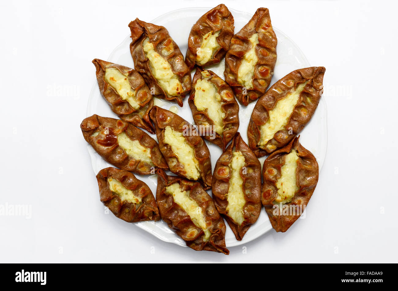 Karelian tradizionale pasties sulla piastra dalla Finlandia Foto Stock