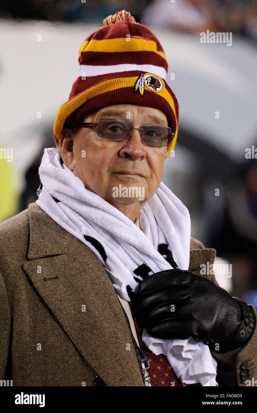 Dicembre 26, 2015: Dr James Andrews guarda su durante il gioco di NFL tra Washington Redskins e Philadelphia Eagles al Lincoln Financial Field di Philadelphia, Pennsylvania. Washington Redskins ha vinto 38-24 per vincere la NFC East. Christopher Szagola/CSM Foto Stock