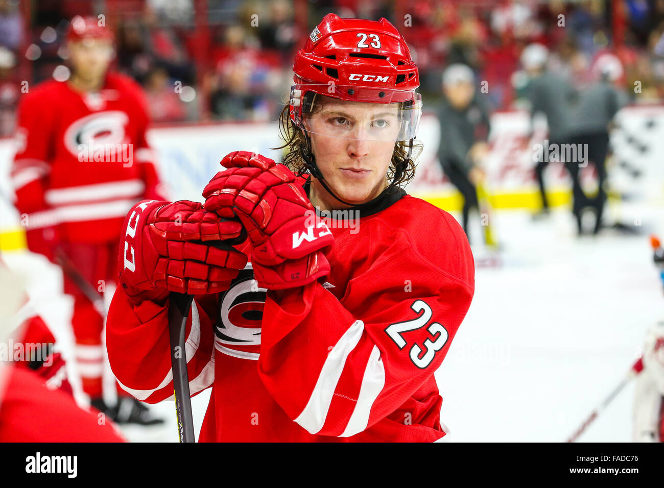Carolina Hurricanes Brock McGinn durante il gioco NHL tra il Dallas Stars e Carolina Hurricanes al PNC Arena. Foto Stock