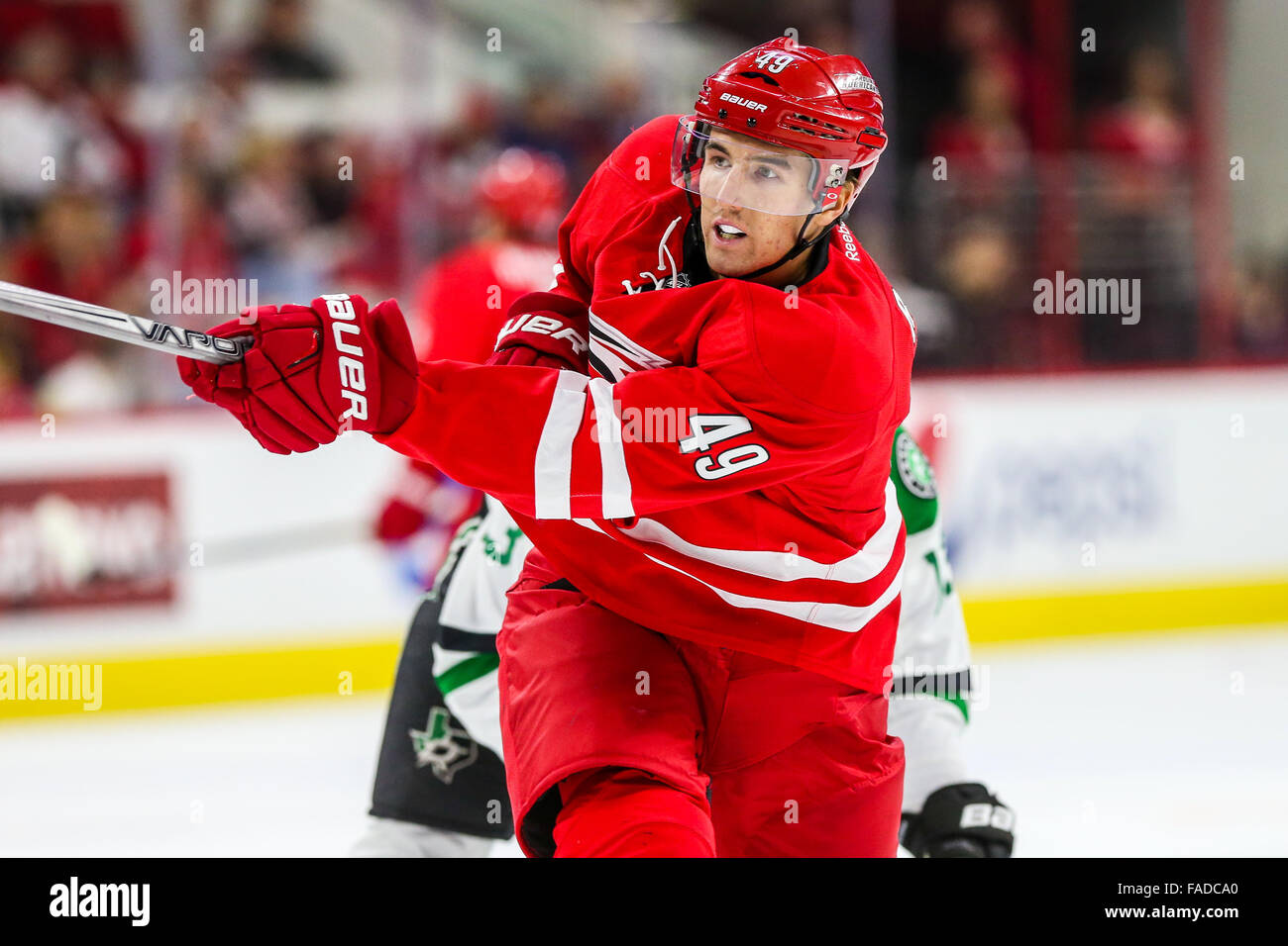 Carolina Hurricanes centro Victor Rask (49) durante il gioco NHL tra il Dallas Stars e Carolina Hurricanes al PNC Arena. Foto Stock