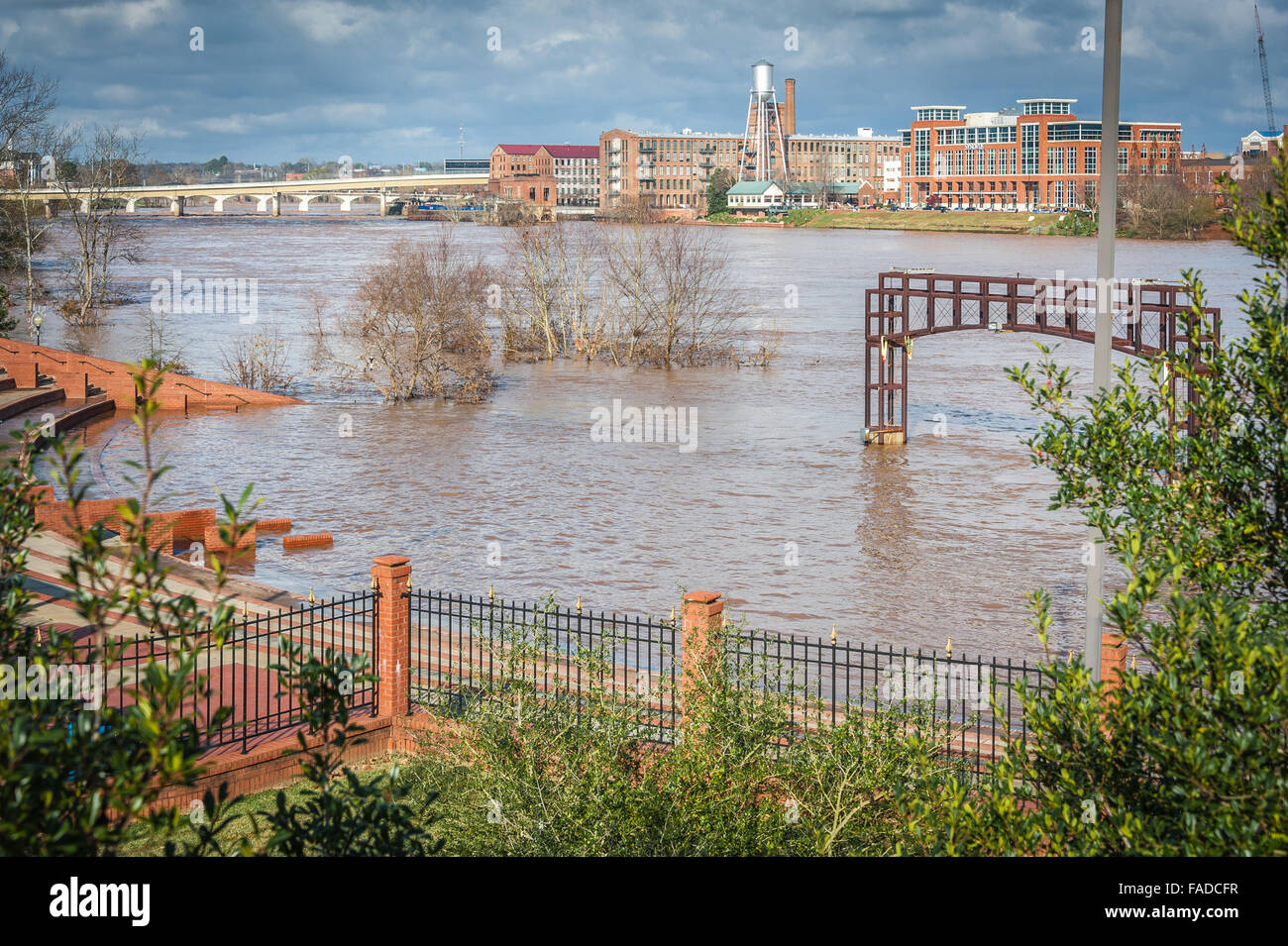 Le inondazioni del fiume Chattahoochee presso il Phenix Anfiteatro della Città di fronte al centro di Columbus, Georgia. Stati Uniti d'America. Foto Stock