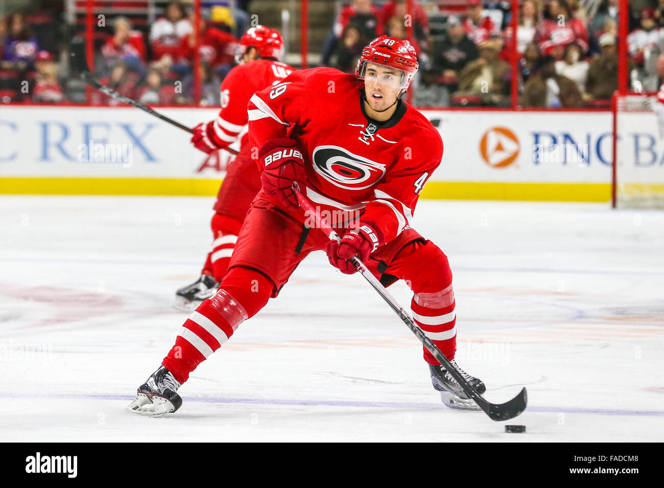 Carolina Hurricanes centro Victor Rask (49) durante il gioco NHL tra il re de Los Angeles e Carolina Hurricanes al PNC Arena. Foto Stock