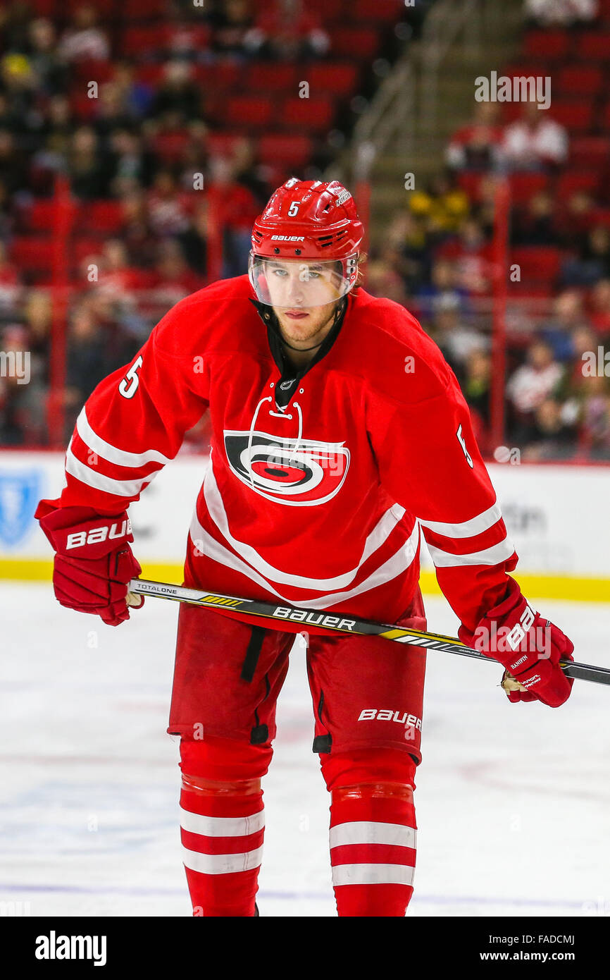 Carolina Hurricanes defenceman Noè Hanifin (5) durante il gioco NHL tra il re de Los Angeles e Carolina Hurricanes al PNC Arena. Foto Stock