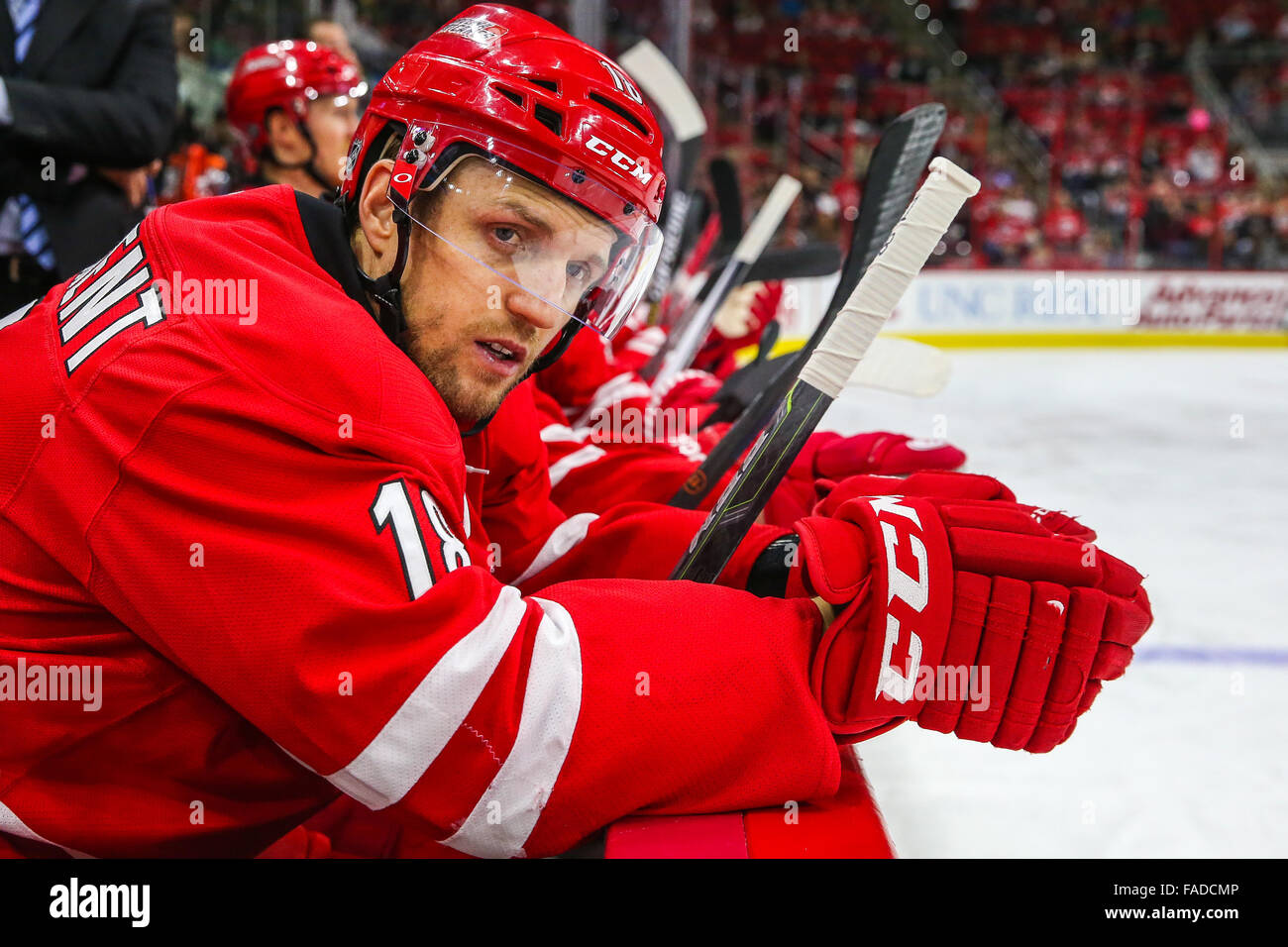 Carolina Hurricanes center Jay McClement (18) durante il gioco NHL tra il re de Los Angeles e Carolina Hurricanes al PNC Arena. Foto Stock