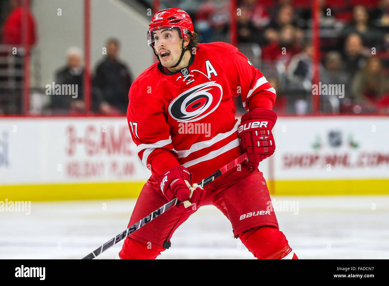 Carolina Hurricanes defenceman Justin Faulk (27) durante il gioco NHL tra il re de Los Angeles e Carolina Hurricanes al PNC Arena. Foto Stock