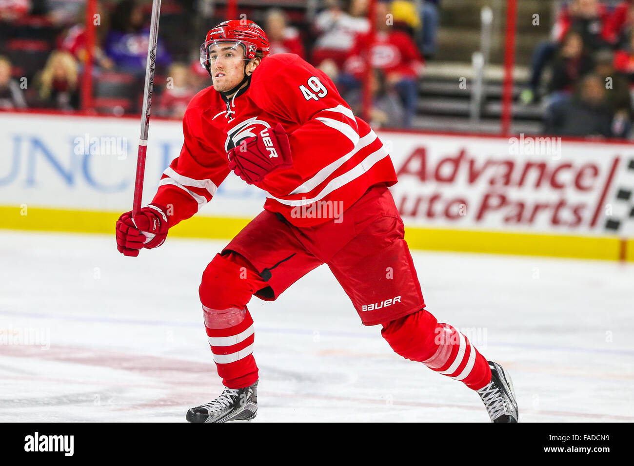 Carolina Hurricanes centro Victor Rask (49) durante il gioco NHL tra il re de Los Angeles e Carolina Hurricanes al PNC Arena. Foto Stock