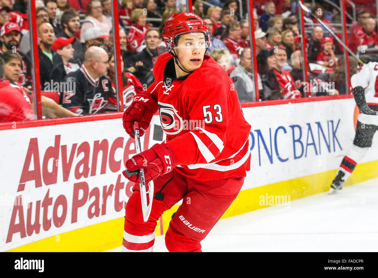 Carolina Hurricanes ala sinistra Jeff Skinner (53) durante il gioco NHL tra il New Jersey Devils e Carolina Hurricanes al PNC Arena. Foto Stock