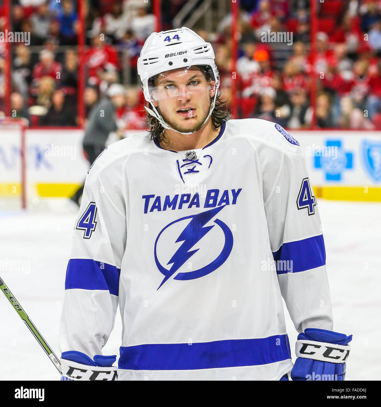 Durante il gioco di NHL tra il Tampa Bay Lightning e Carolina Hurricanes al PNC Arena. Foto Stock