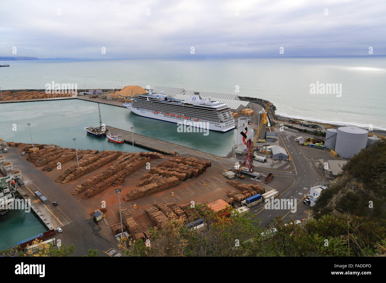 Oceania la nave di crociera Marina ormeggiato al Porto di Napier, Napier, Hawke's Bay, Nuova Zelanda come visto dalla collina di Bluff dominio. Foto Stock
