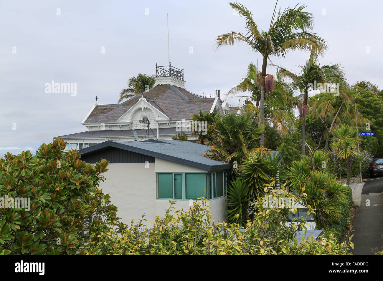 Casa con un tetto lookout chiamato una vedova a piedi a Napier, Hawke's Bay, Nuova Zelanda. Foto Stock