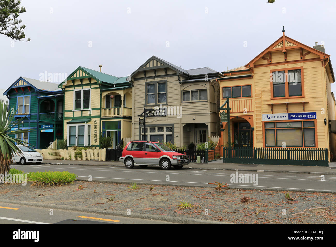 Quattro colorata Vecchia case lungo il fronte mare di Napier, Hawke's Bay, Nuova Zelanda. Foto Stock